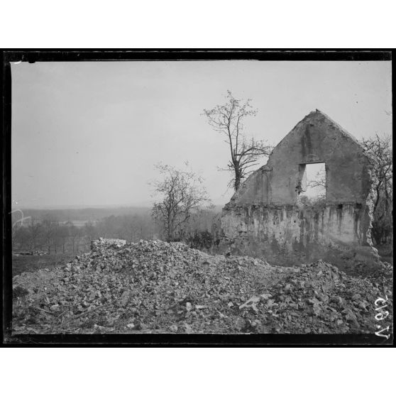 Ruines de la Tuilerie, Aisne, sur le chemin allant du château de Blanc-Sablon à Craonnelle. [légende d'origine]