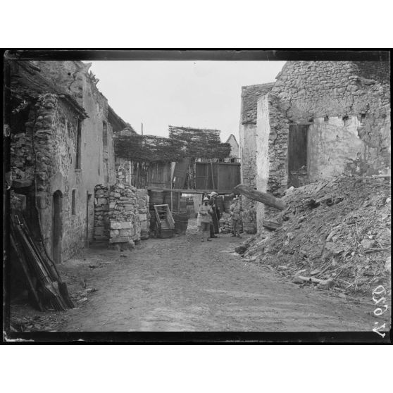 Craonnelle, Aisne, barricade à l'entrée du village. [légende d'origine]
