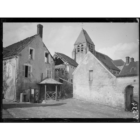 Oulches, Aisne, un coin du village et le clocher de l'église. [légende d'origine]