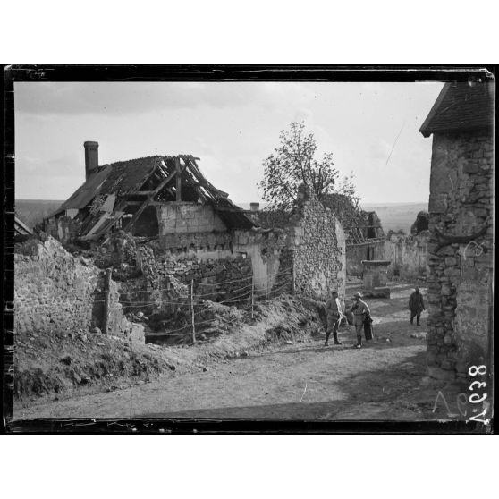 Oulches, Aisne, ruines près de l'église. [légende d'origine]