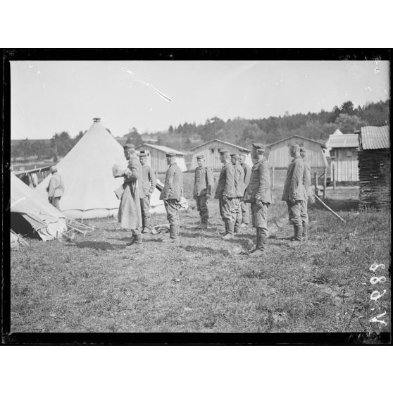 Camp de prisonniers allemands faits aux Bois-des-Buttes, près de la Ville-aux-Bois. Camp sanitaire d'observation d'Irval près de Jonchery. Groupe de prisonniers au garde-à-vous. [légende d'origine]