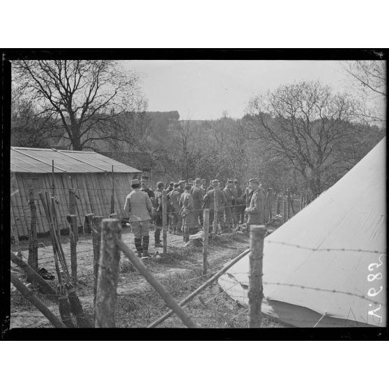 Camp de prisonniers allemands faits aux Bois-des-Buttes, près de la Ville-aux-Bois. Camp sanitaire d'observation d'Irval près de Jonchery. Rassemblement des prisonniers. [légende d'origine]