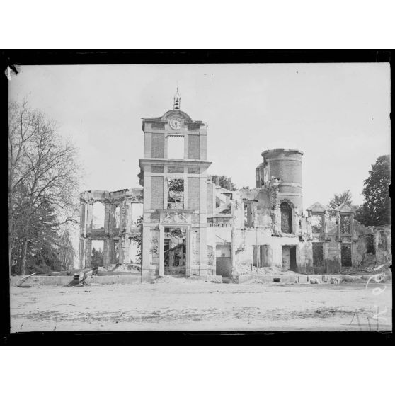 Le château de la Ville-aux-Bois, près de Breuil-sur-Vesles, Marne. Incendié le 15 septembre 1914. [légende d'origine]