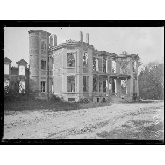 Le château de la Ville-aux-Bois, près de Breuil-sur-Vesles, Marne. Incendié le 15 septembre 1914. [légende d'origine]