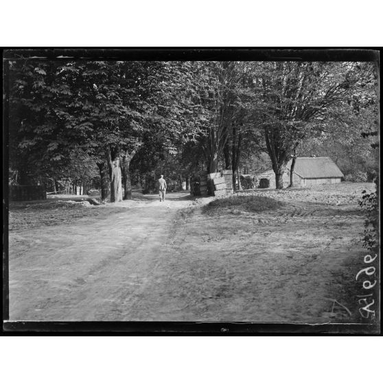 Parc du château de la Ville-aux-Bois, dépôt de munitions. [légende d'origine]