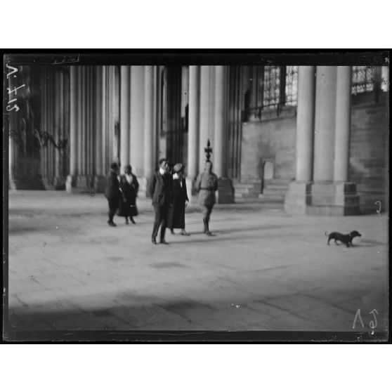 La mission américaine à Reims. A l'intérieur de la cathédrale. [légende d'origine]