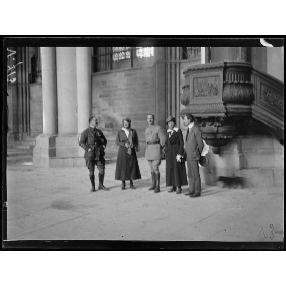 La mission américaine à Reims. A l'intérieur de la cathédrale. [légende d'origine]