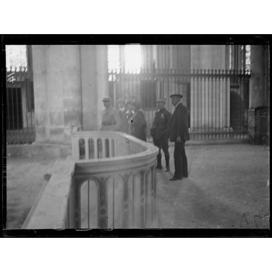 La mission américaine à Reims. A l'intérieur de la cathédrale. [légende d'origine]