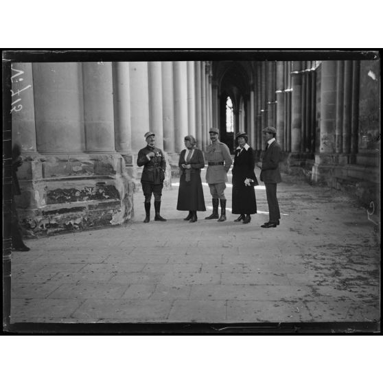 La mission américaine à Reims. A l'intérieur de la cathédrale. [légende d'origine]