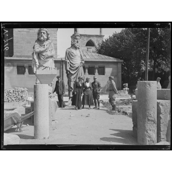 La mission américaine à Reims. Dans le chantier de la cathédrale. [légende d'origine]