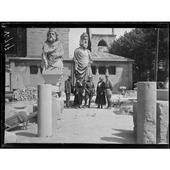 La mission américaine à Reims. Dans le chantier de la cathédrale. [légende d'origine]