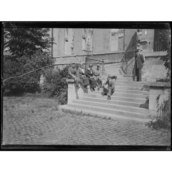 La mission américaine à Reims. Dans l'ancien archevêché. [légende d'origine]