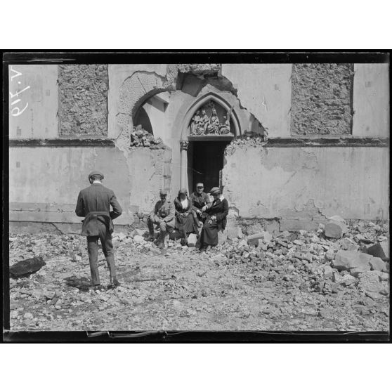 La mission américaine à Reims. Dans la chapelle palatine. [légende d'origine]