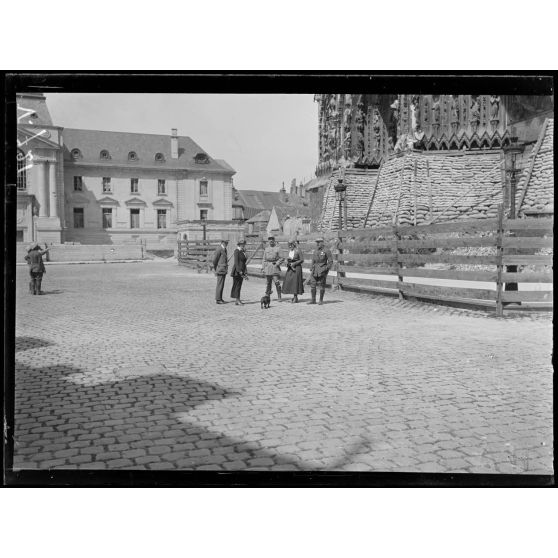 La mission américaine à Reims. Devant la façade de la cathédrale. [légende d'origine]