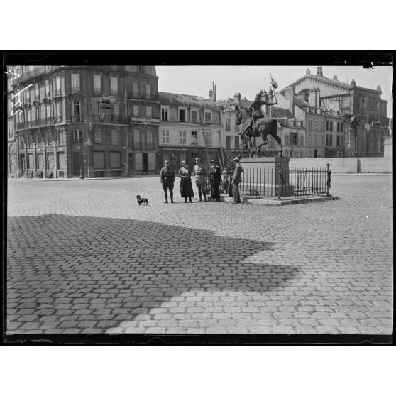 La mission américaine à Reims. Devant la statue de Jeanne d'Arc. [légende d'origine]