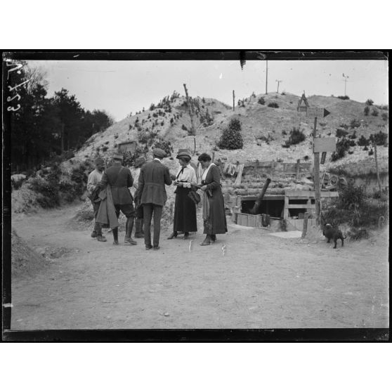 La mission américaine à Reims. Devant un PC aux cavaliers de Courcy. [légende d'origine]