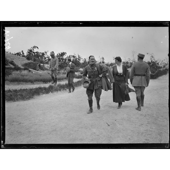 La mission américaine à Reims. Dans le secteur de la Neuvillette. [légende d'origine]