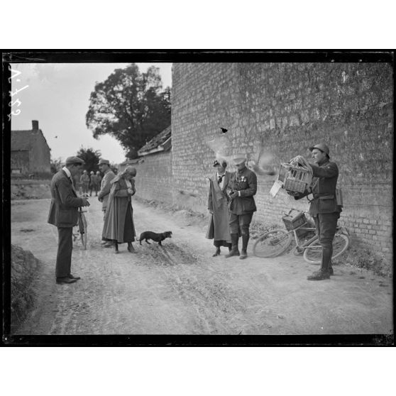 La mission américaine à Reims. Un lâcher de pigeon voyageur. [légende d'origine]