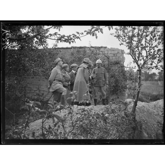 La mission américaine à Reims. Le commandant d'un secteur montrant les lignes ennemis à la mission près des premières lignes devant une cuisine. [légende d'origine]