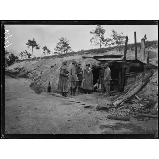 La mission américaine à Reims. Près des premières lignes devant une cuisine. [légende d'origine]