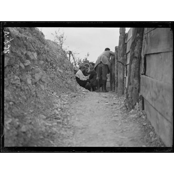 La mission américaine. Devant un PC aux Cavaliers de Courcy. [légende d'origine]