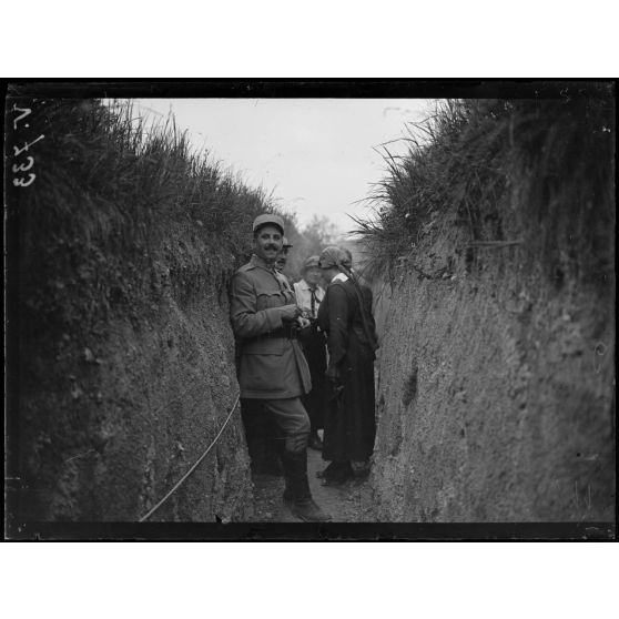 La mission américaine. Dans un boyau. [légende d'origine]