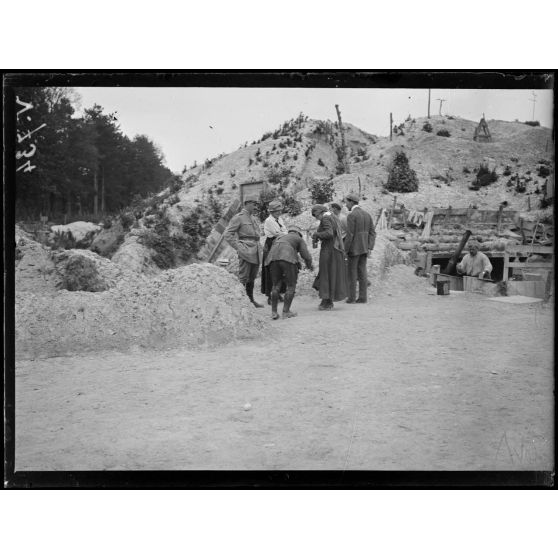 La mission américaine dans le secteur de la Neuvillette et des Cavaliers des Courcy, M. Mrs Tumpacher, Harper et Hinney devant un PC. [légende d'origine]