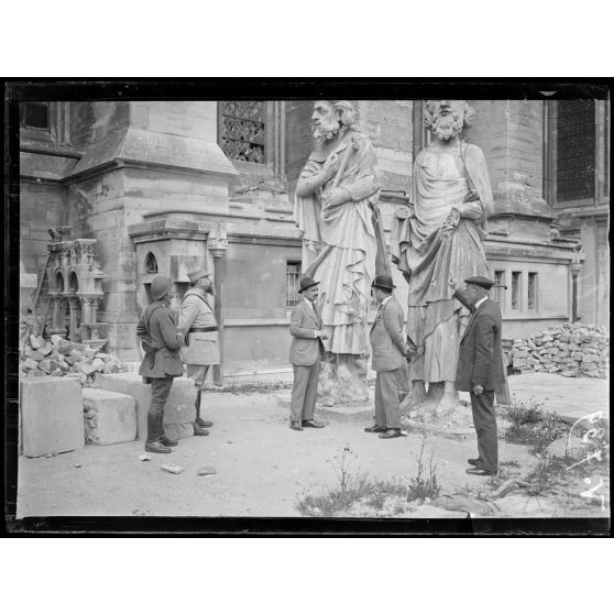 La mission espagnole, M. de la Huerta et de Mos à Reims, à l'atelier des travaux de la cathédrale. [légende d'origine]