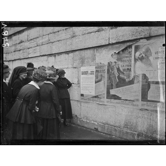 Paris, changement de l'heure dans la nuit du 14 au 15 juin 1916. La foule lisant la circulaire du ministre de l'Intérieur ordonnant l'avance de l'heure. [légende d'origine]
