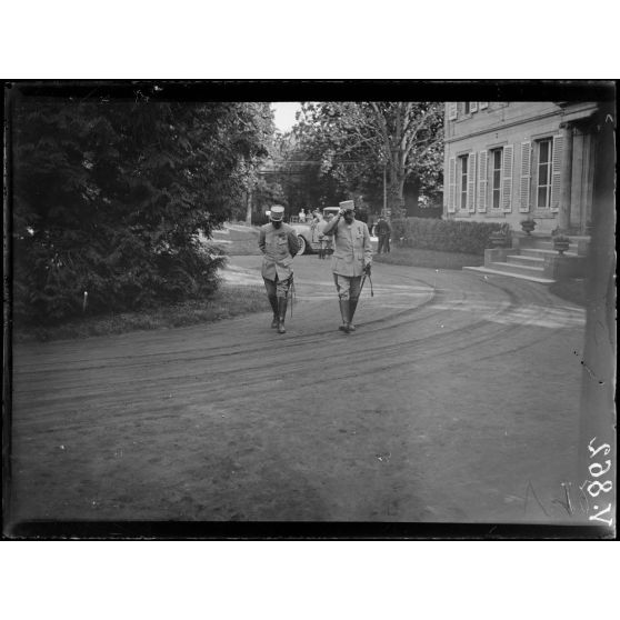 Jonchery-sur-Vesle, Marne, au Q.G. de la 5e armée. Conférence des généraux de la 5e armée sous la présidence du général Pétain. [légende d'origine]