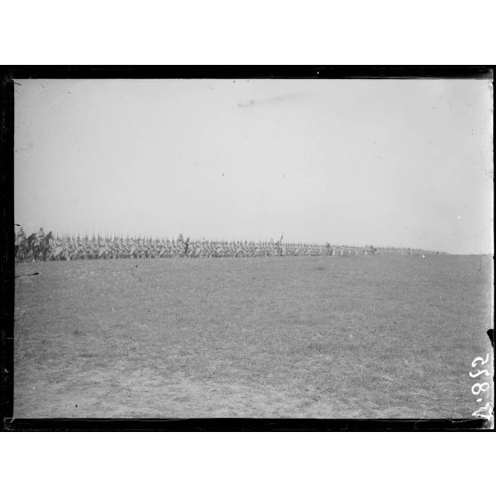 Rosnay, Marne, prise d'armes pour la remise de décorations. Les troupes présentant les armes. [légende d'origine]