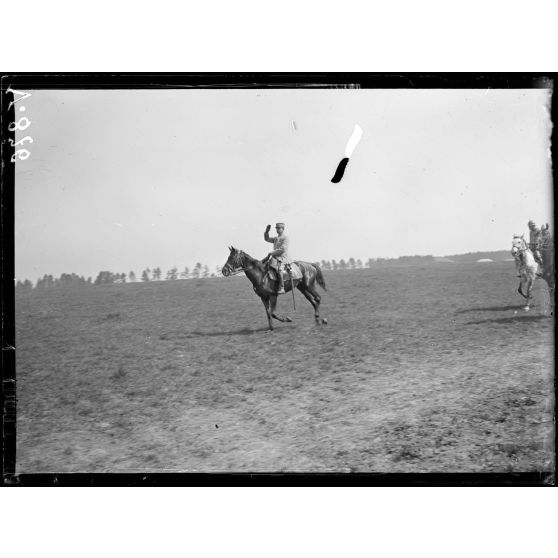 Rosnay, Marne, prise d'armes pour la remise de décorations. Le général Mazel. [légende d'origine]