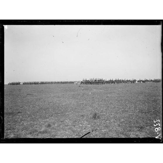 Rosnay, Marne, prise d'armes pour la remise de décorations. Artillerie et cavalerie massés pour le défilé. [légende d'origine]