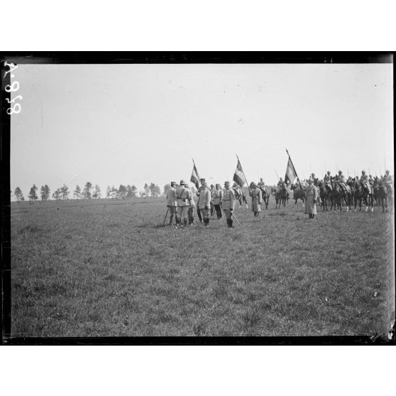 Rosnay, Marne, prise d'armes pour la remise de décorations. Remise de la Crois de commandeur de la Légion d'honneur aux généraux Boyer, Laboina, de Fonclare par le général Mazel. [légende d'origine]