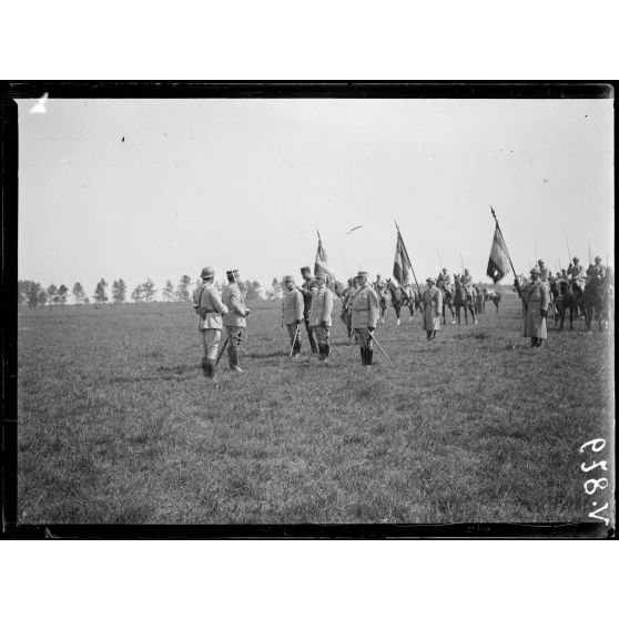 Rosnay, Marne, prise d'armes pour la remise de décorations. Remise de la Crois de commandeur de la Légion d'honneur aux généraux Boyer, Laboina, de Fonclare par le général Mazel. [légende d'origine]