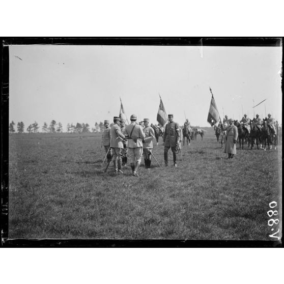 Rosnay, Marne, prise d'armes pour la remise de décorations. Remise de la Crois de commandeur de la Légion d'honneur aux généraux Boyer, Laboina, de Fonclare par le général Mazel. [légende d'origine]