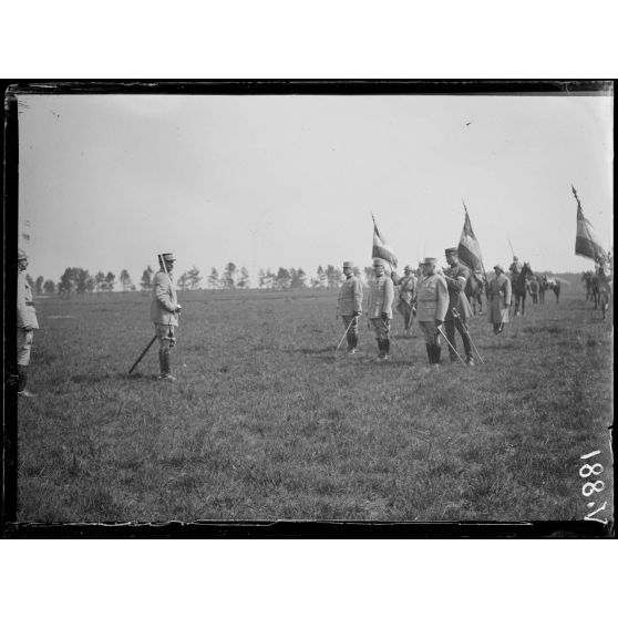Rosnay, Marne, prise d'armes pour la remise de décorations. Remise de la Crois de commandeur de la Légion d'honneur aux généraux Boyer, Laboina, de Fonclare par le général Mazel. [légende d'origine]