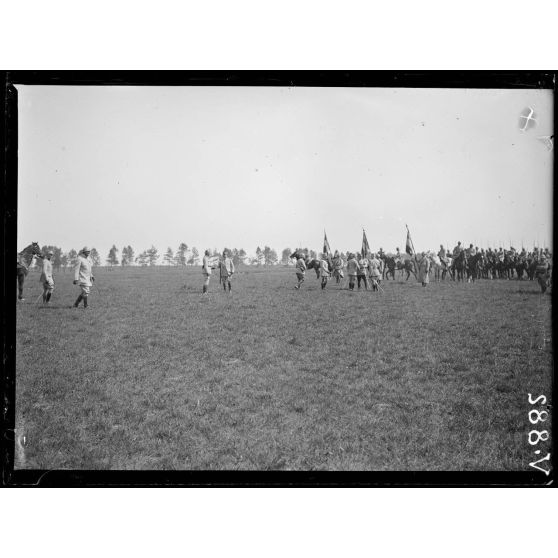 Rosnay, Marne, prise d'armes pour la remise de décorations. Après la décoration. [légende d'origine]