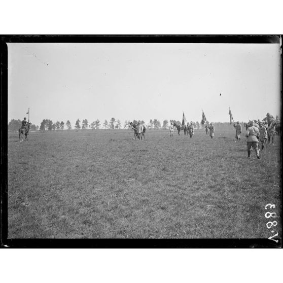Rosnay, Marne, prise d'armes pour la remise de décorations. Après la remise de décorations. [légende d'origine]