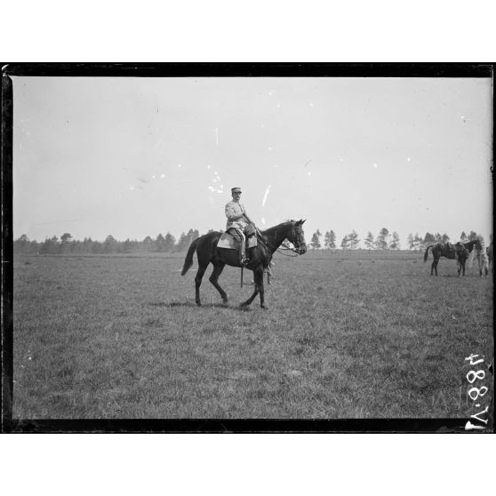 Rosnay, Marne, prise d'armes. Le général Mazel. [légende d'origine]