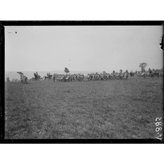 Rosnay, Marne, prise d'armes pour une remise de décorations. La musique d'un régiment d'infanterie. [légende d'origine]