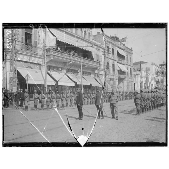 Salonique. Arrivée d'Essad Pacha. Revue passée par le général Sarrail. [légende d'origine]