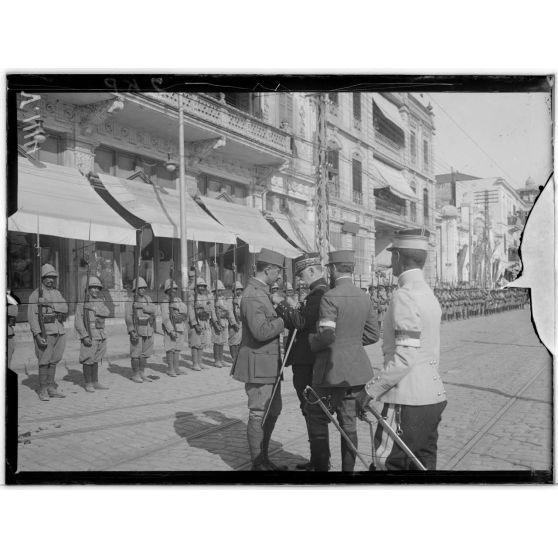 Salonique. Le général Sarrail décore un officier. [légende d'origine]