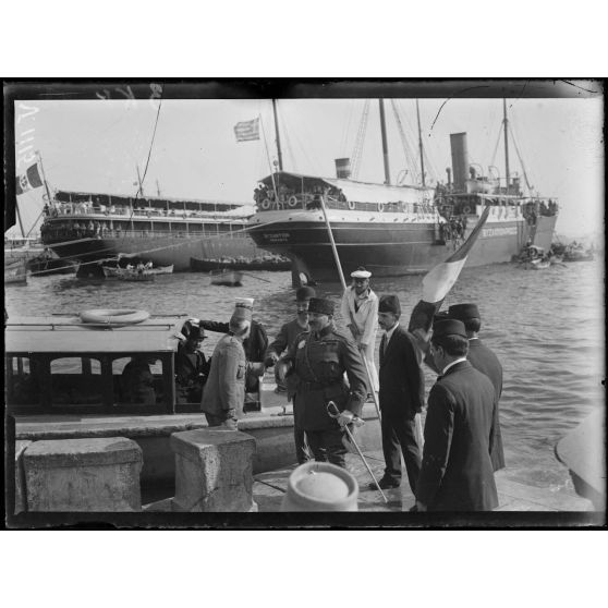 Salonique. Arrivée d'Essad Pacha. [légende d'origine]