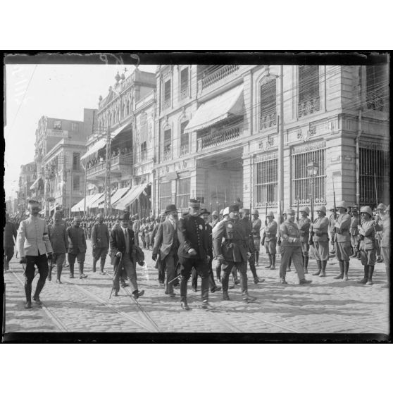 Salonique. Le général Sarrail conduit Essad Pacha à ses appartements. [légende d'origine]