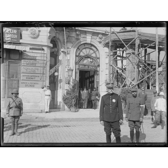 Salonique. Le général Sarrail qui vient de reconduire Essad Pacha devant l'hôtel. [légende d'origine]