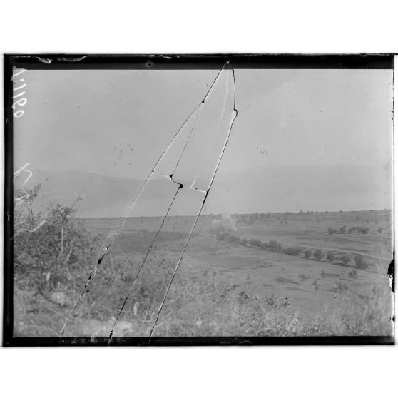 Route de Doiran. Eclatement à l'endroit où la route croise le chemin de fer. [légende d'origine]