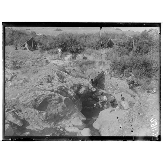 Ravin de Vladaja au pied de la cote 227. [légende d'origine]