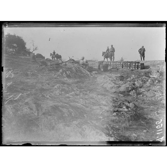 Route de Kilindir à Doiran. Dépôt de munitions. [légende d'origine]