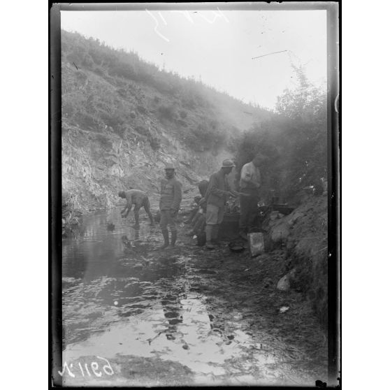 Ravin près de la route de Doiran. Cuisine des sous-officiers de l'état-major de la 34e Brigade Coloniale. [légende d'origine]